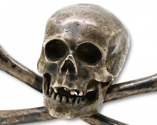 Finely modelled silver skull and crossed bones - Curiosities Style 
