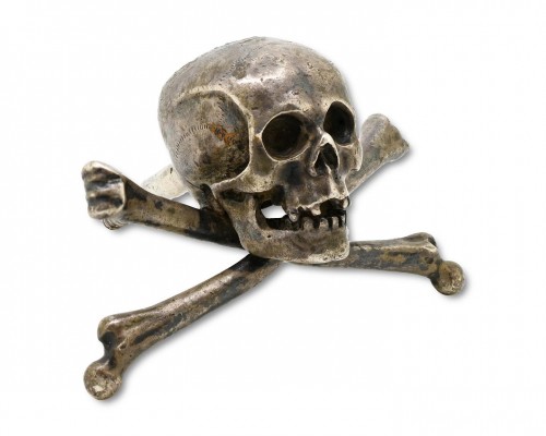 Finely modelled silver skull and crossed bones - 