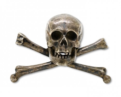 Finely modelled silver skull and crossed bones - 