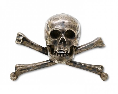  - Finely modelled silver skull and crossed bones