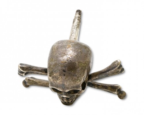 Antiquités - Finely modelled silver skull and crossed bones
