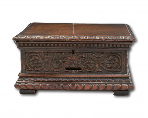 Antiquités - Walnut casket with concealed money box