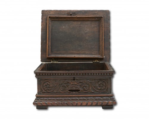 Antiquités - Walnut casket with concealed money box