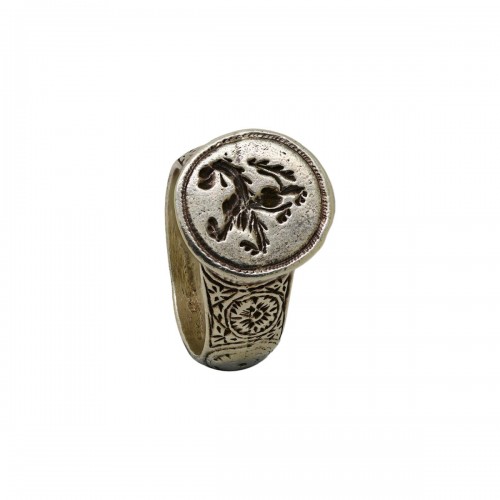 Silver signet ring engraved with a lion