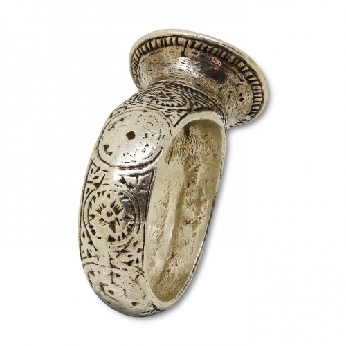 Antique Jewellery  - Silver signet ring engraved with a lion