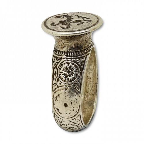 Antiquités - Silver signet ring engraved with a lion