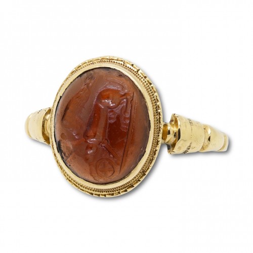 Gold ring with a cabochon garnet intaglio of a sphinx - Antique Jewellery Style 