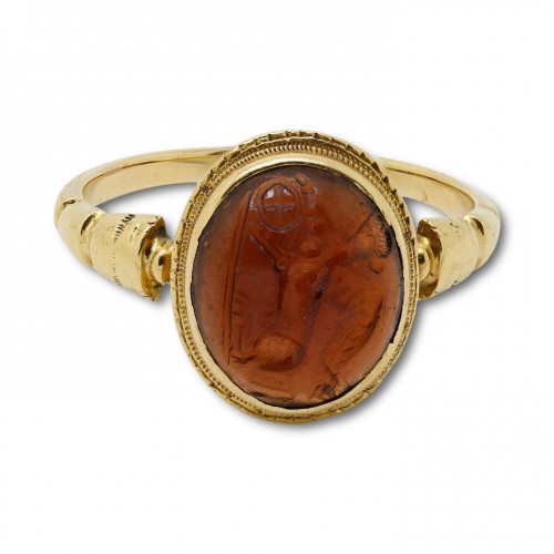 Antique Jewellery  - Gold ring with a cabochon garnet intaglio of a sphinx