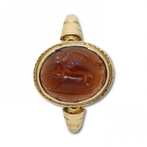 Gold ring with a cabochon garnet intaglio of a sphinx - 