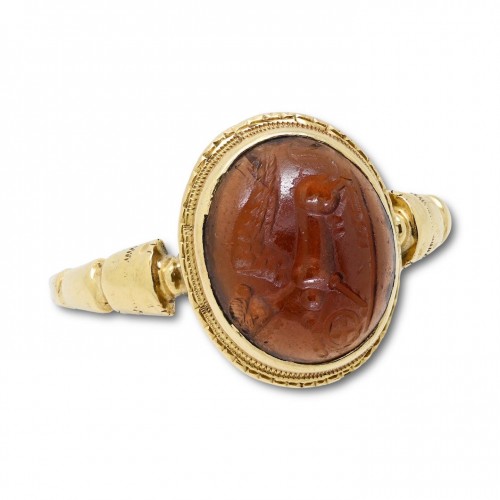 XIXe siècle - Bague en or avec une intaille cabochon grenat représentant un sphinx