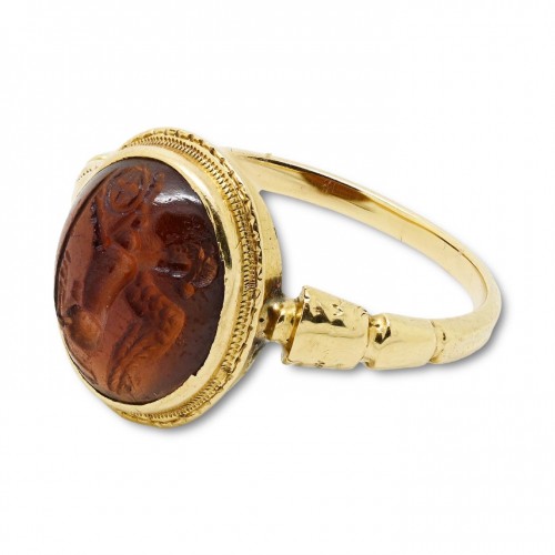 Antiquités - Gold ring with a cabochon garnet intaglio of a sphinx