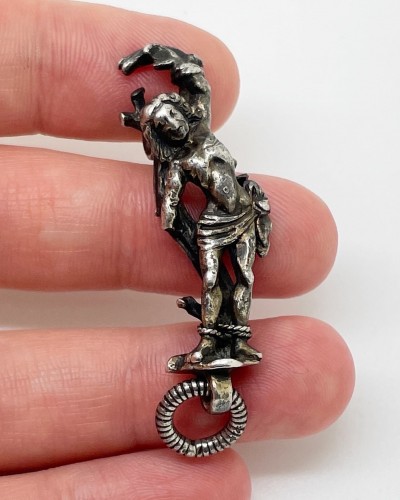 Antiquités - Pendentif en vermeil avec une figure de Saint Sébastien, Allemagne XVe siècle