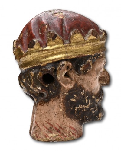 Tête de roi décapité en bois polychrome, France XVIIe siècle - Sculpture Style 