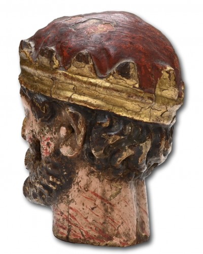 XVIIe siècle - Tête de roi décapité en bois polychrome, France XVIIe siècle