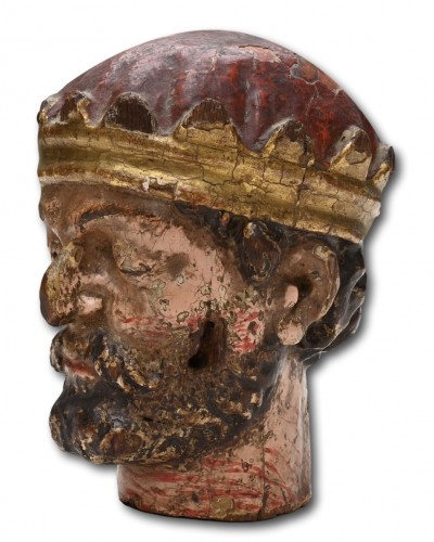 Tête de roi décapité en bois polychrome, France XVIIe siècle - 