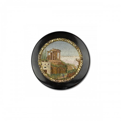 Gold tortoiseshell snuff box with a micromosaic of the Temple of Vesta
