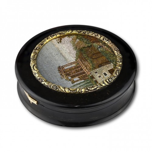 Objets de Vitrine Coffret & Nécessaire - Tabatière en écaille de tortue montée en or avec une micromosaïque du Temple de Vesta