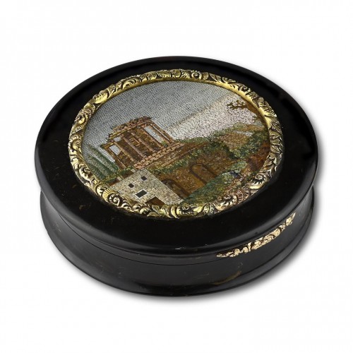 Gold tortoiseshell snuff box with a micromosaic of the Temple of Vesta - 