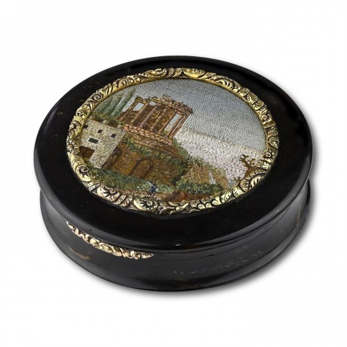 Antiquités - Gold tortoiseshell snuff box with a micromosaic of the Temple of Vesta