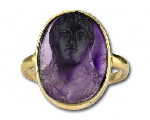 Bague en or sertie d'un camée d'améthyste d'une muse du XIXe siècle - Bijouterie, Joaillerie Style 