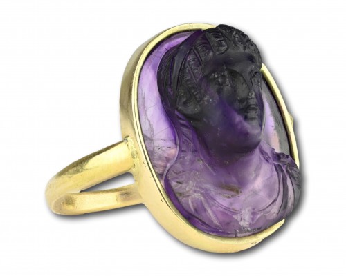 Bijouterie, Joaillerie  - Bague en or sertie d'un camée d'améthyste d'une muse du XIXe siècle