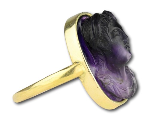 Bague en or sertie d'un camée d'améthyste d'une muse du XIXe siècle - Matthew Holder