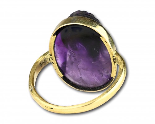 XIXe siècle - Bague en or sertie d'un camée d'améthyste d'une muse du XIXe siècle