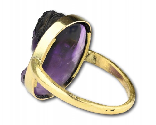 Bague en or sertie d'un camée d'améthyste d'une muse du XIXe siècle - 