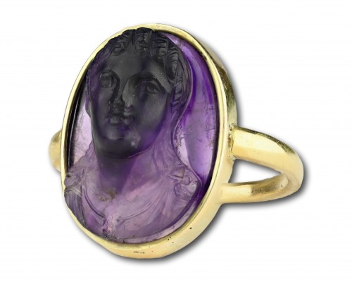  - Bague en or sertie d'un camée d'améthyste d'une muse du XIXe siècle