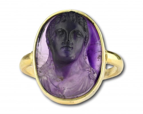 Antiquités - Bague en or sertie d'un camée d'améthyste d'une muse du XIXe siècle