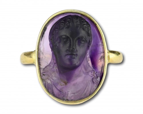 Antiquités - Bague en or sertie d'un camée d'améthyste d'une muse du XIXe siècle