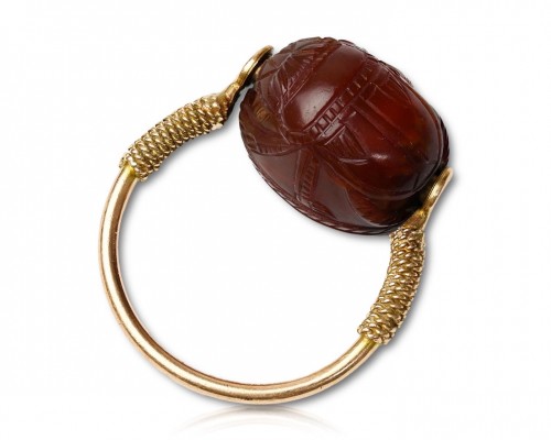 Antique Jewellery  - Grand tour gold ring with a carnelian scarab