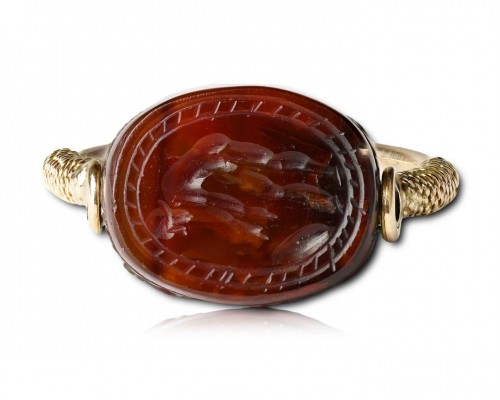 Grand tour gold ring with a carnelian scarab - 