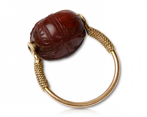 19th century - Grand tour gold ring with a carnelian scarab