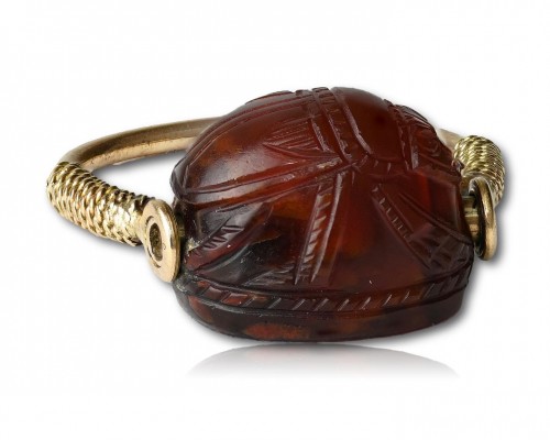 Grand tour gold ring with a carnelian scarab - 