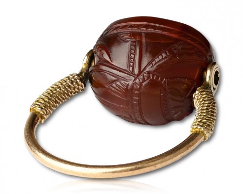  - Grand tour gold ring with a carnelian scarab