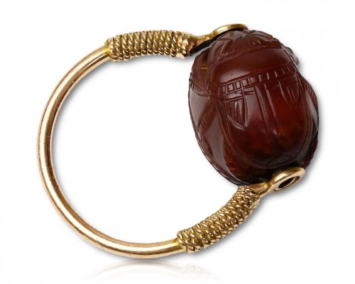 Antiquités - Grand tour gold ring with a carnelian scarab
