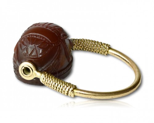 Antiquités - Grand tour gold ring with a carnelian scarab