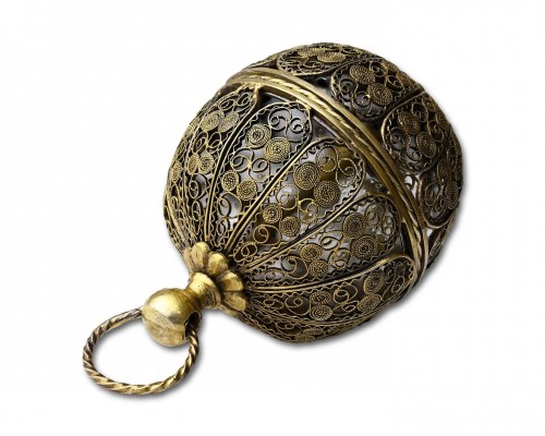 Objects of Vertu  - Large filigree silver gilt ball form pomander