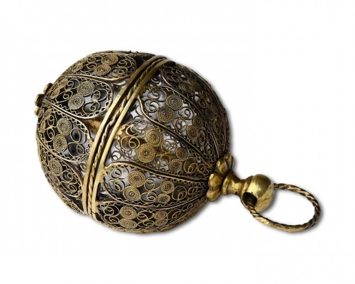 17th century - Large filigree silver gilt ball form pomander