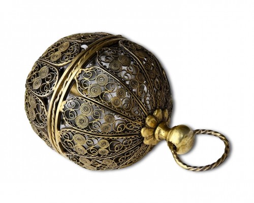 Antiquités - Grande boule filigranée en vermeil en forme de pomandre