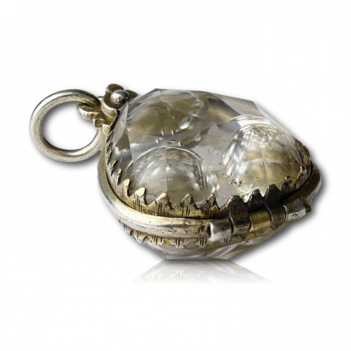 XVIIe siècle - Pendentif amulétique en cristal de roche et vermeil