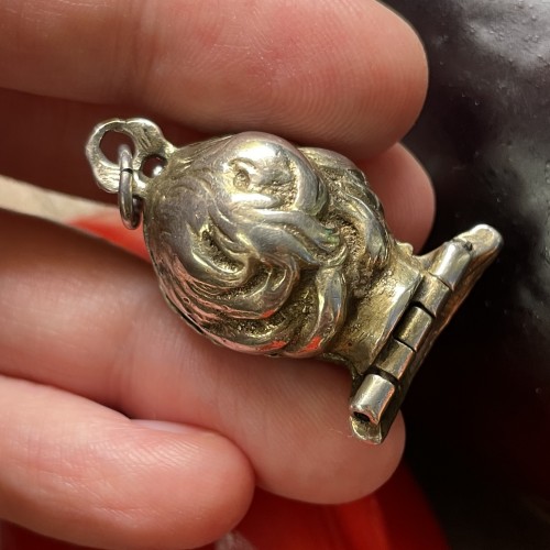 Silver gilt pomander in the form of a putto’s head - 