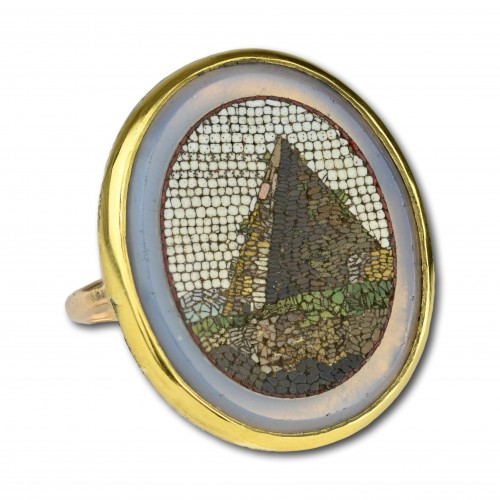  - Bague en or sertie d'une micromosaïque de la Pyramide de Caius Cestius