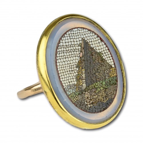Antiquités - Gold ring set with a micromosaic of the Pyramid of Caius Cestius