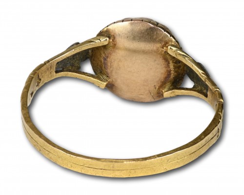 Bijouterie, Joaillerie  - Bague en or avec un bijou en verre avec une paire de colombes en bec. Français, XVIII