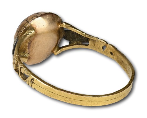 Bague en or avec un bijou en verre avec une paire de colombes en bec. Français, XVIII - Matthew Holder