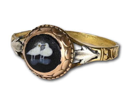  - Gold ring with a glass jewel with a pair of billing doves. French, 18th cen