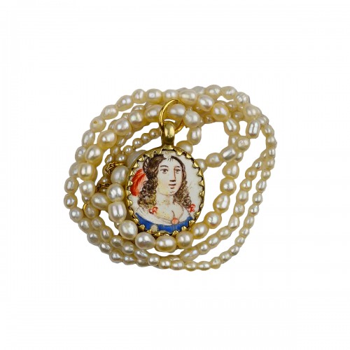 Gold and enamel pendant with the busts of beautiful ladies, France 17th century