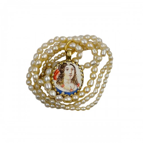 Pendentif en or et émail représentant des bustes de belles dames, France 17e siècle